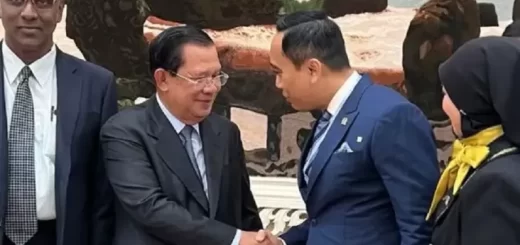 Wakil Ketua Badan Kerja Sama Antar Parlemen (BKSAP) DPR Putu Supadma Rudana bersama Perdana Menteri Kamboja Hun Sen. (dok. sindonews)