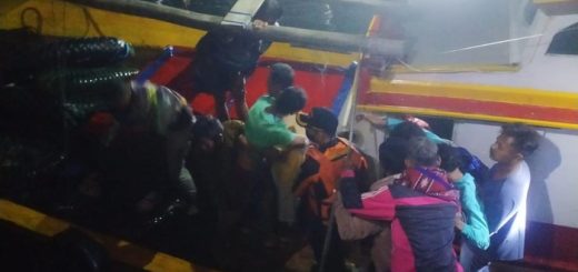Evakuasi Tim SAR saat melakukan penyelamatan kapal yang terhantam ombak di perairan Pandeglang. (detik.com)