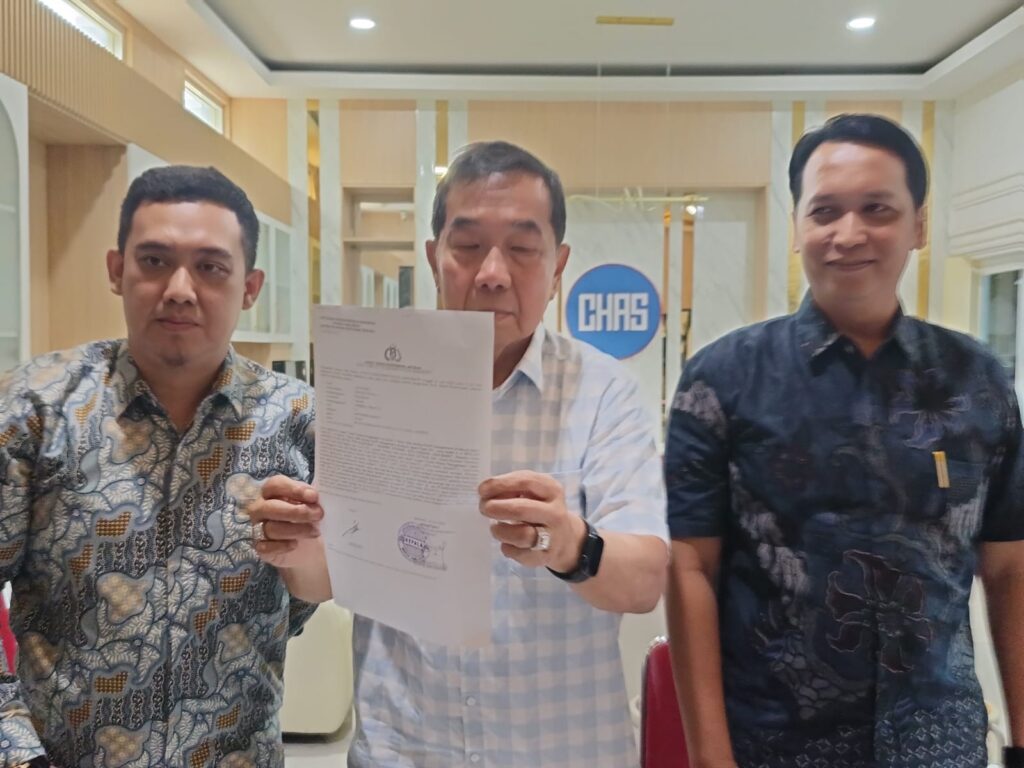Sugiharto pemilik PT CHAS didampingi kuasa hukumnya menunjukan bukti laporan ke Polda Jabar