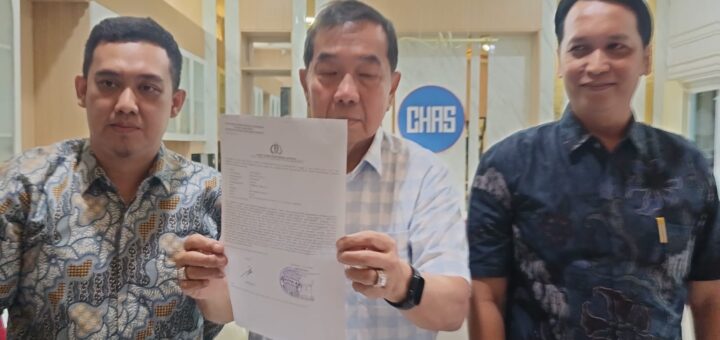 Sugiharto pemilik PT CHAS didampingi kuasa hukumnya menunjukan bukti laporan ke Polda Jabar