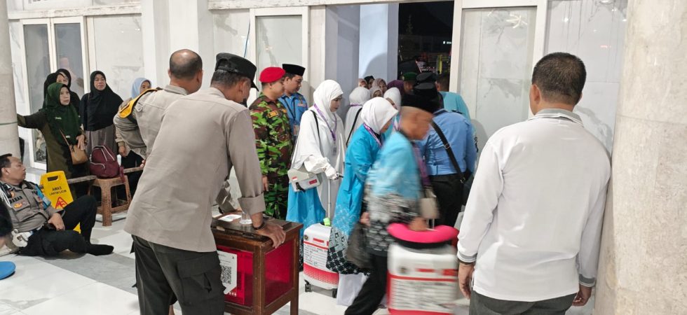 Mengantar Tamu Allah, Polres Gowa Kawal Keberangkatan Jemaah Haji Kloter 7