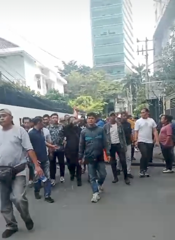Akibat Krisis Air Bersih Warga Kerung-Kerung Nyaris Ricuh di Kantor PDAM Kota Makassar 