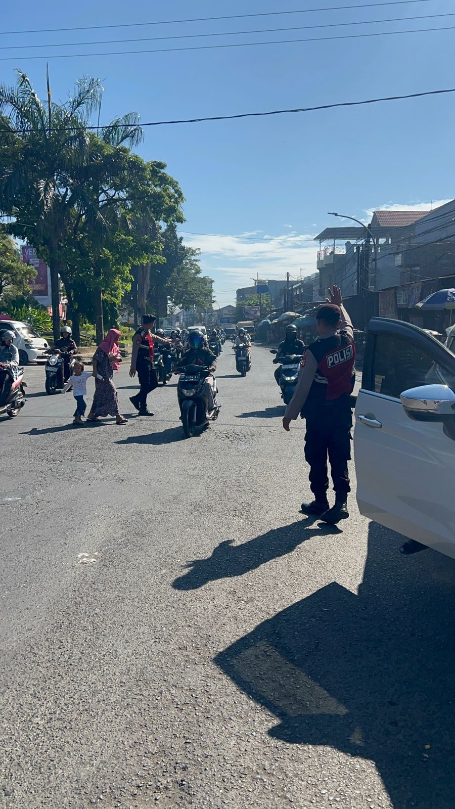 Mengawali Hari dengan Pelayanan, Unit Turjawali 1 Samapta Polres Gowa Bantu Warga Beraktivitas dengan Aman