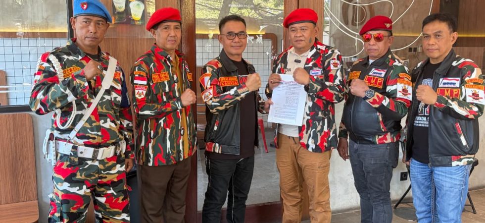 Irwan Adnan Serahkan Mandat kepada Ketua Markas Cabang Kabupaten Sinjai 